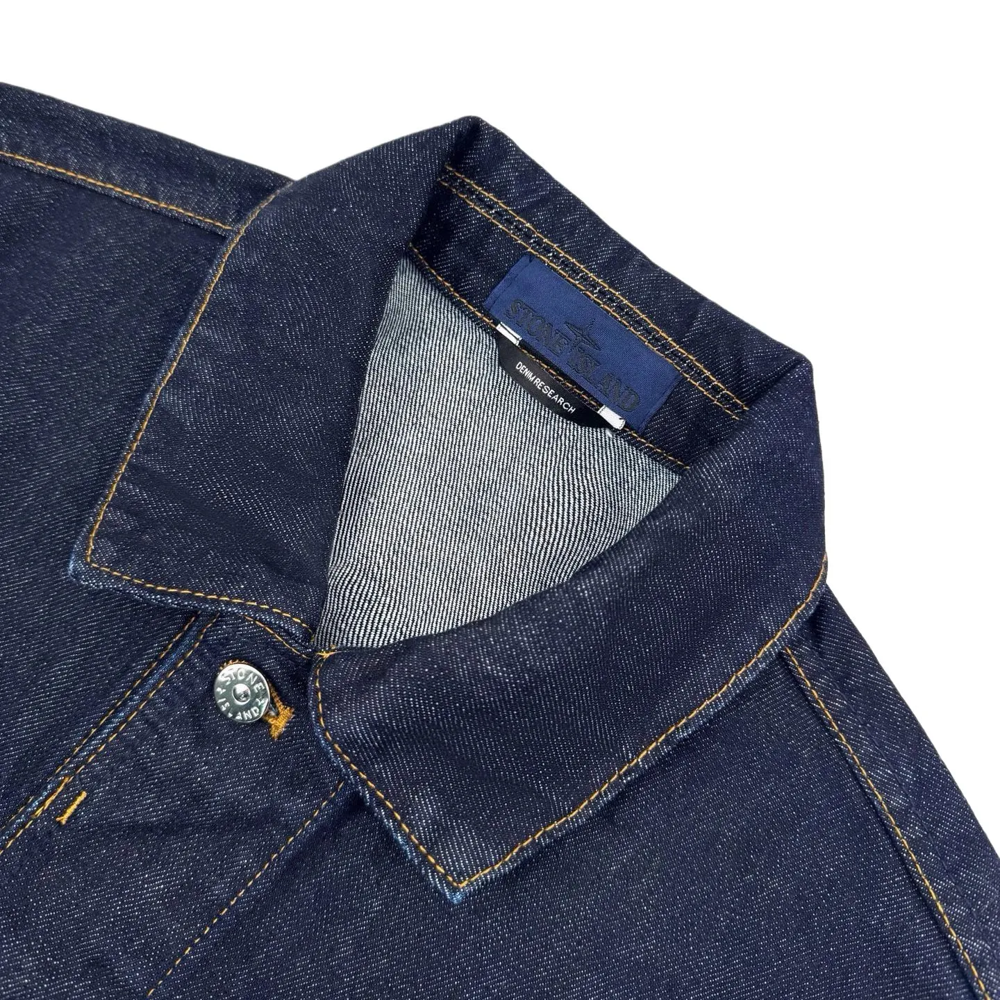 P490 Stone island double-pocket badge denim jacket (blue). The original purchase was RMB 6,300. The fabric is made of custom-made high-density twill denim. It is full of texture and comfortable to the skin. It uses classic indigo denim as the main tone. It has a retro charm and modern fashion sense. The front chest pocket is cut into the front with a golden ratio. A pragmatic reconstruction of the ritual sense. The iconic Stonesland badge is embellished on the sleeve, like a unique medal, highlighting the brand's imprint. Simple lines outline a neat silhouette, outlining a casual and free style. The workwear gene is infused with luxury DNA, simple charm, versatile charm, using imported machine embroidery technology. Using advanced computer control systems and precision mechanical components to realize the Stonesland badge embroidery operation with high precision. The lines are smooth and delicate. The whole garment is washed with Zhongxiao. Use a special solution to remove stains and slight fading. Snow wash to remove fading through strong washing. To make the color more uniform, the entire piece of clothing is stitched using an embedded clamp machine. The embedded clamp machine can control the distance between the two needles by changing the needle position, so that the stitching can be seamless, smooth and tidy. Size:S-M-L-XL